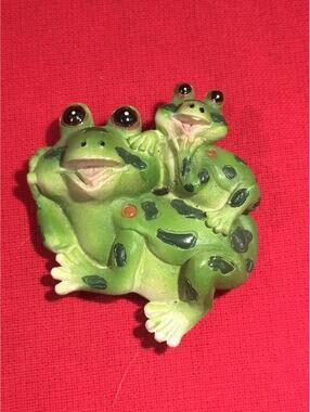Green Frog Family Resin Refrigerator Magnet Double Frogs Kitsch Decor VTG